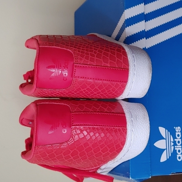 Adidas Women's Red Superstar Up Casual Fashion Sneakers size 5 - Picture 4 of 7